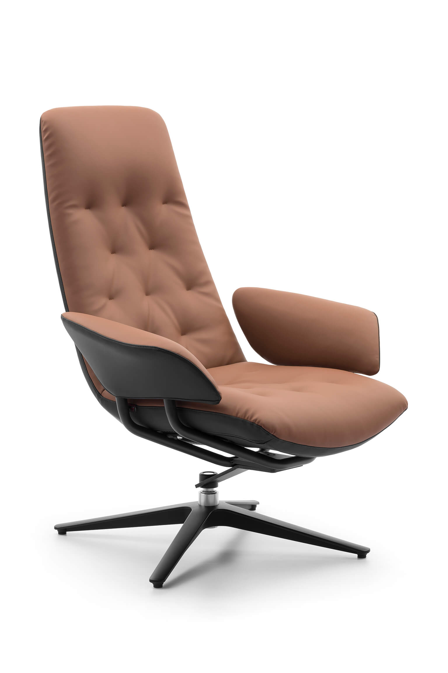 Silla ejecutiva ergonómica Infinite con base de aluminio y tapizado camel en oficina moderna