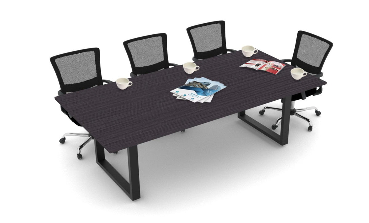 Mesa de juntas para oficina Quattro de Offimobile con base metálica trapezoidal en sala corporativa moderna